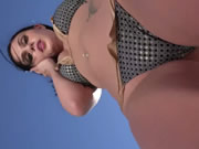 視野超級好 藍天白雲 無邊泳池東歐美女